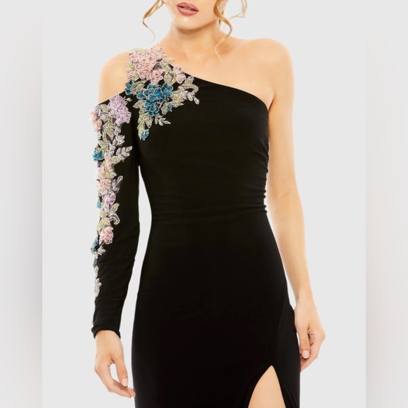 Mac Duggal Dresses & Skirts - MAC DUGGAL
Black One Shoulder Long Sleeve Floral Embellished Gown
